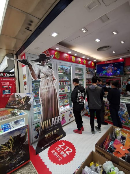 Capcom is using a  life size  Lady Dimitrescu to promote Resident Evil Village - 70