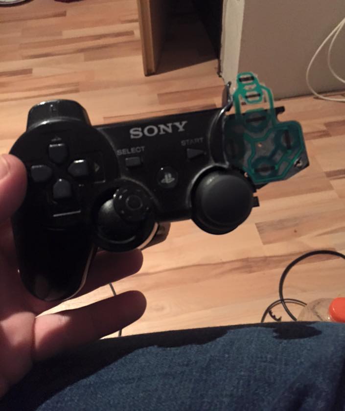 FIFA player destroys controller gets Mario G tze to 